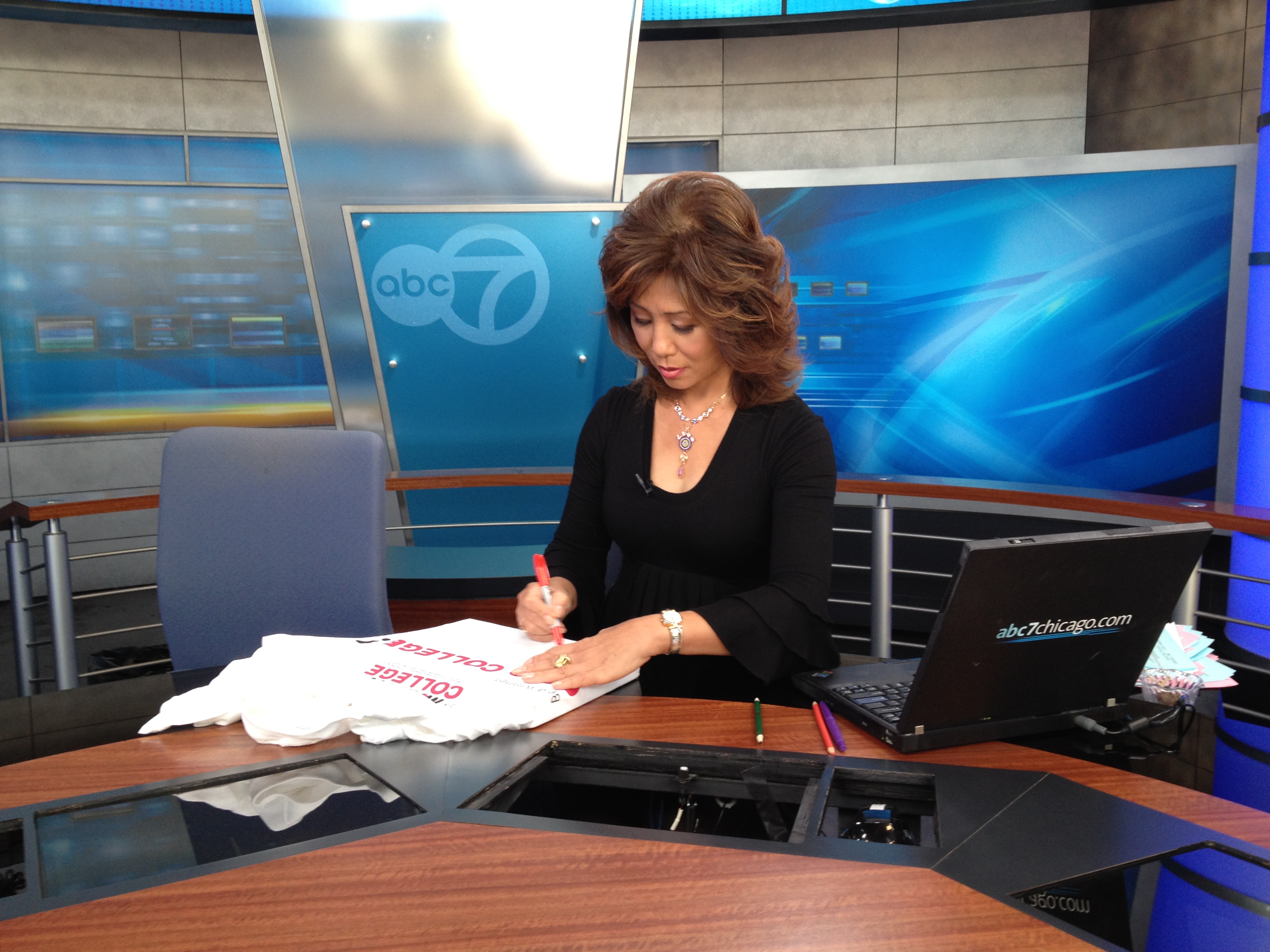 Linda_Yu_signing